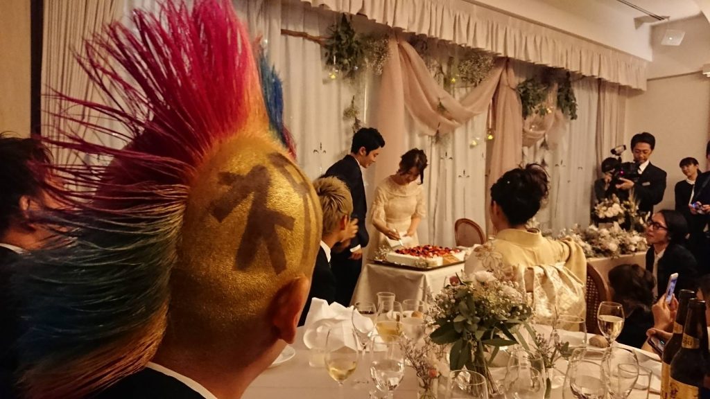 同僚が結婚するからレインボーモヒカンでサプライズした谷口勇太の話 Plog